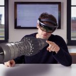 Mann nutzt AR um ein Triebwerk virtuell darzustellen