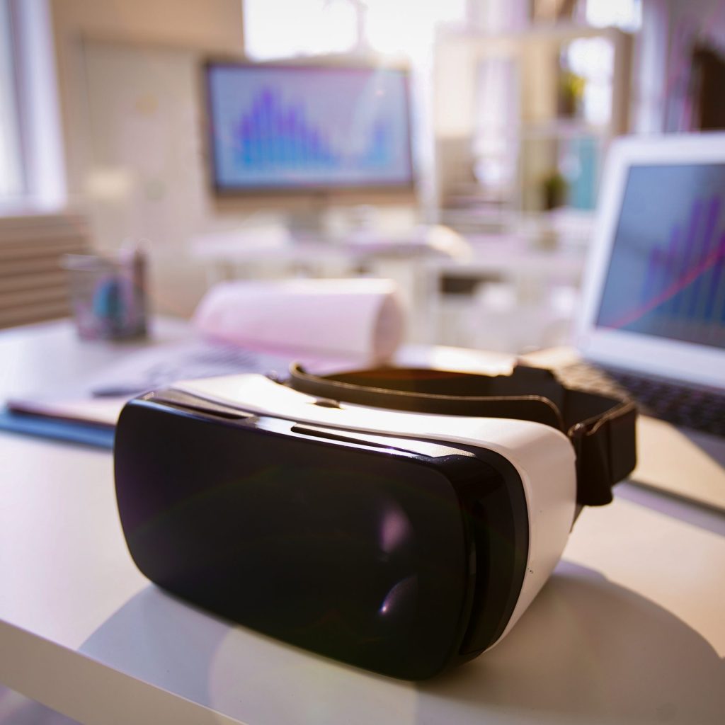 VR-Brille neben Laptop auf Tisch